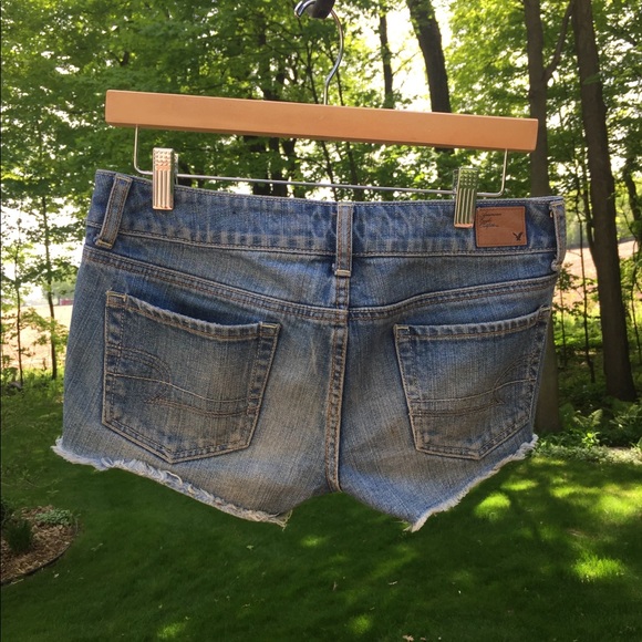 American Eagle Frayed medium wash shorts - Picture 2 of 4